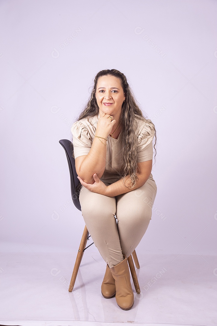 Linda mulher jovem sobre fundo isolado