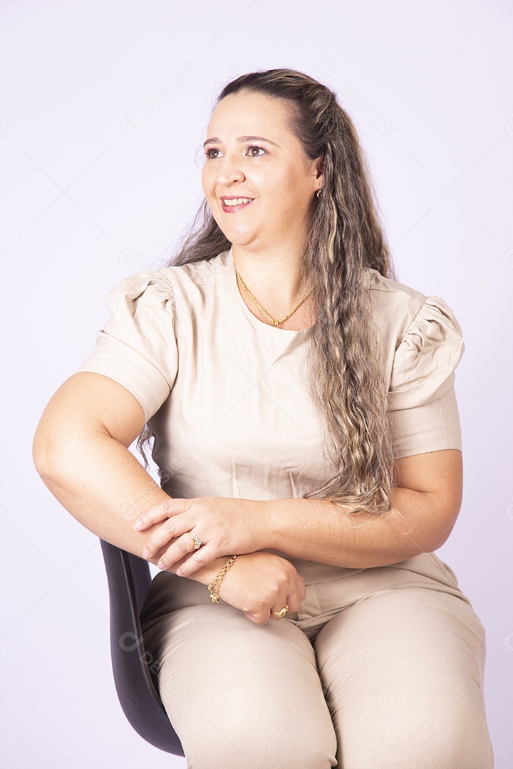 Linda mulher jovem sobre fundo isolado