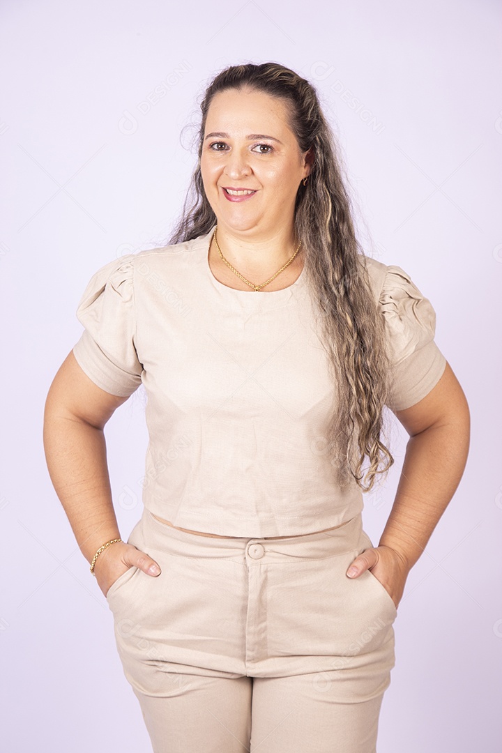 Linda mulher jovem sobre fundo isolado