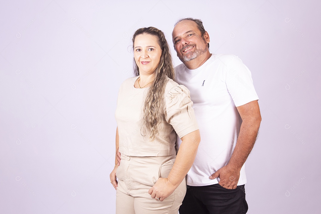 Lindo casal de meia idade felizes sobre fundo isolado