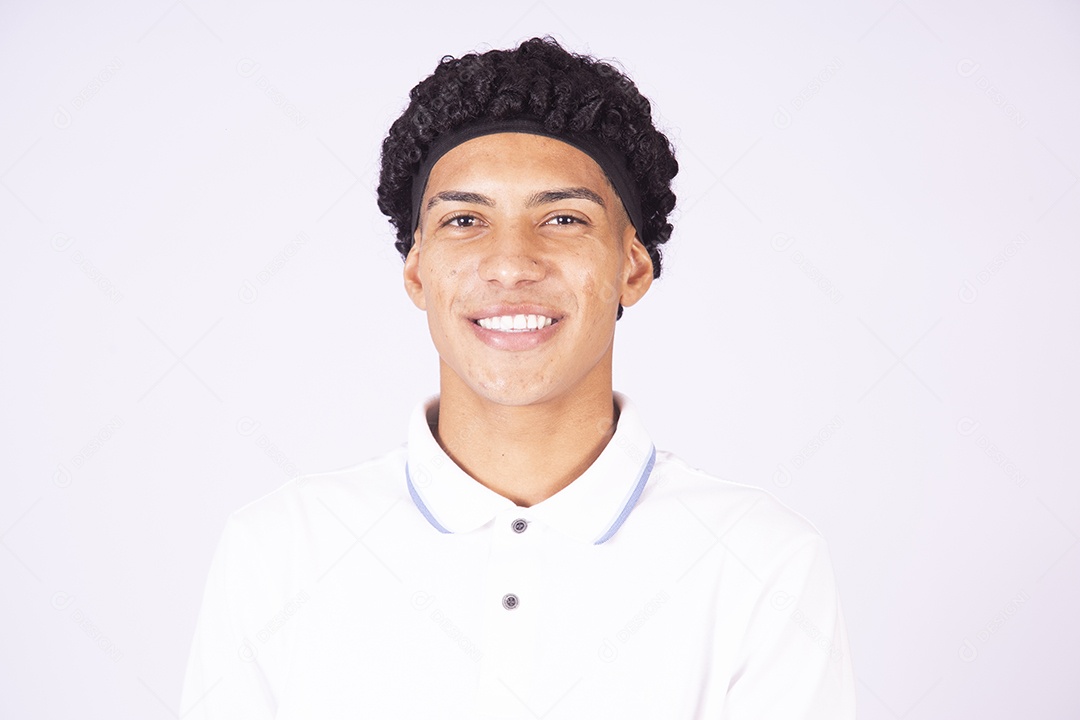 Homem jovem sorridente sobre fundo isolado