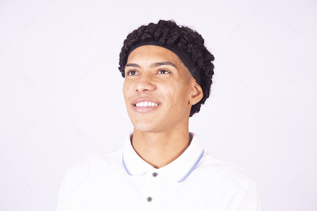 Homem jovem sorridente sobre fundo isolado