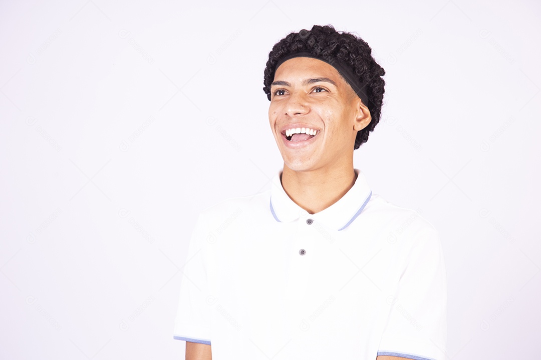 Homem jovem sorridente sobre fundo isolado