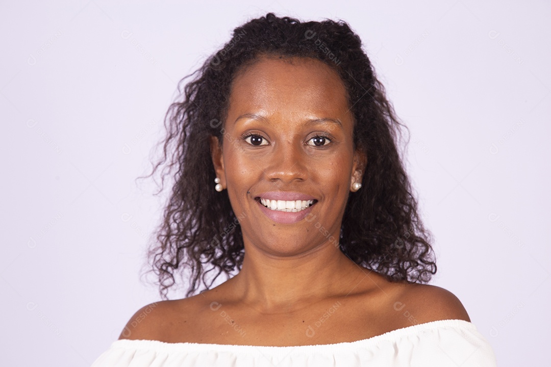 Mulher linda jovem morena sobre fundo isolado