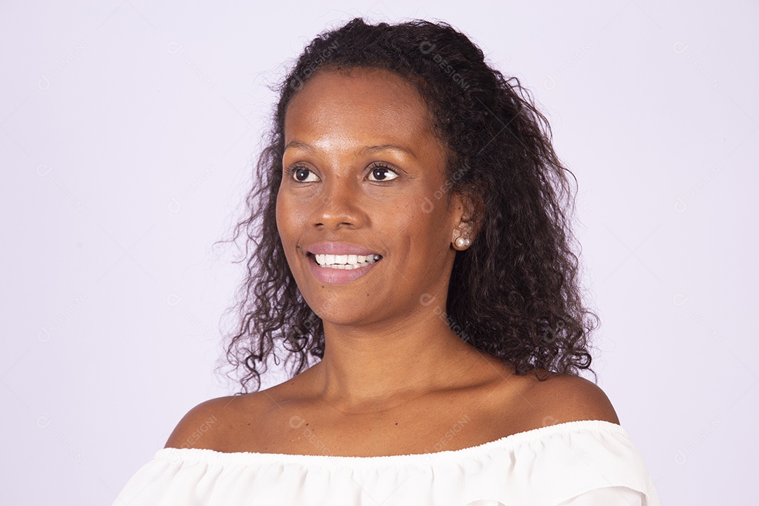 Mulher linda jovem morena sobre fundo isolado