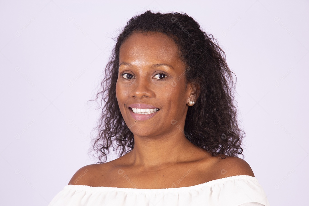 Mulher linda jovem morena sobre fundo isolado