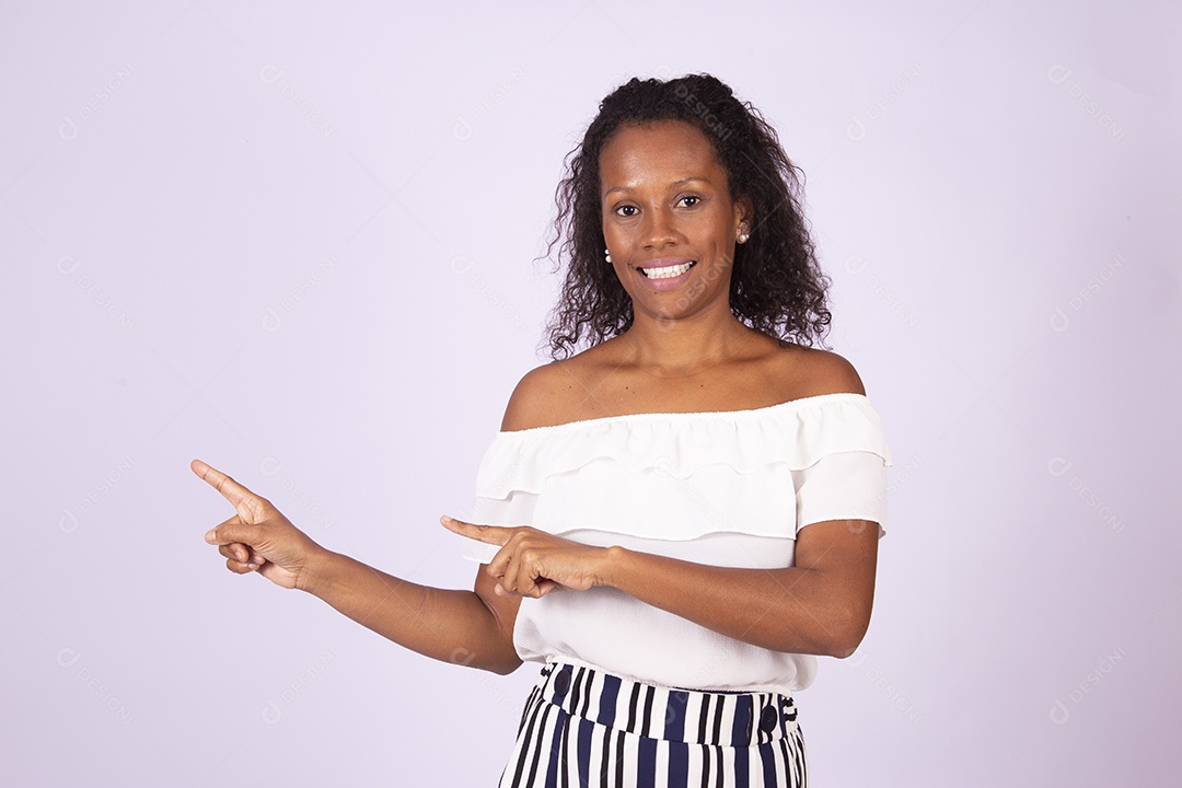 Mulher linda jovem morena sobre fundo isolado