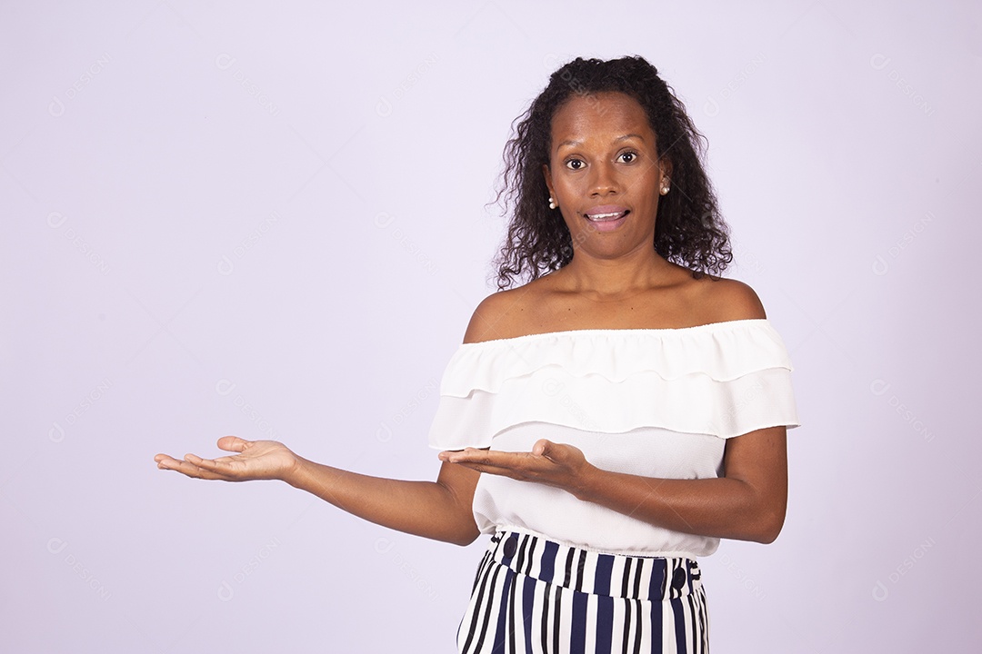 Mulher linda jovem morena sobre fundo isolado