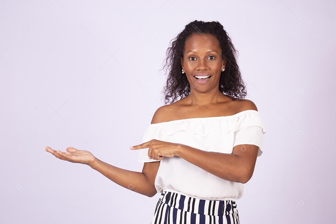 Mulher linda jovem morena sobre fundo isolado