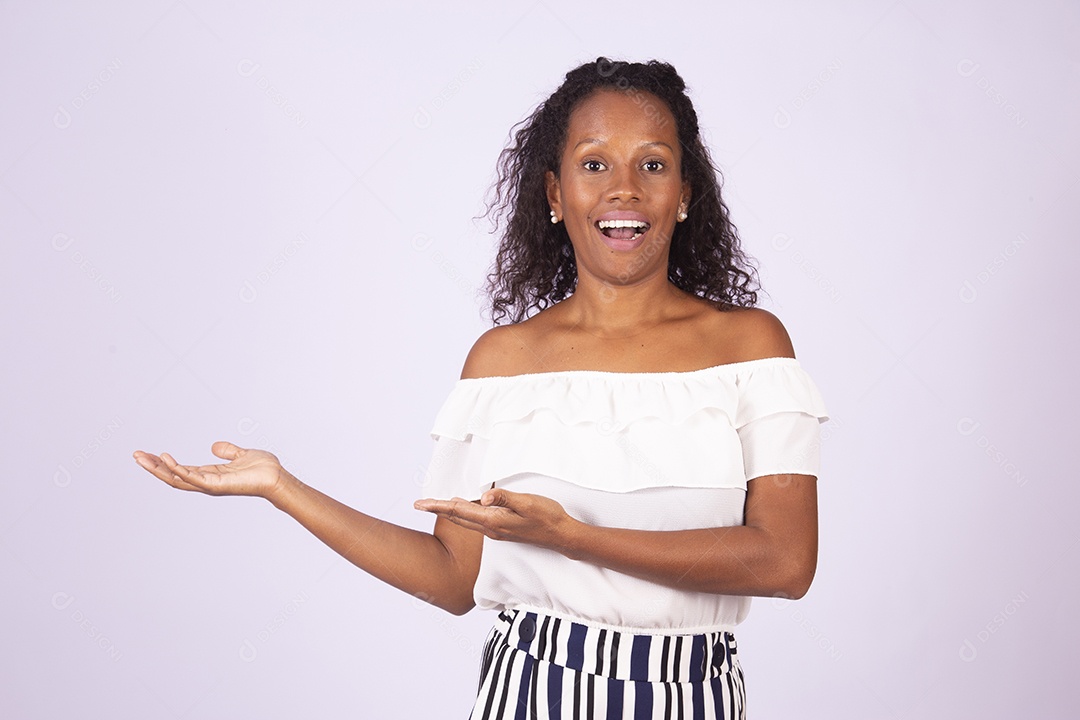 Mulher linda jovem morena sobre fundo isolado