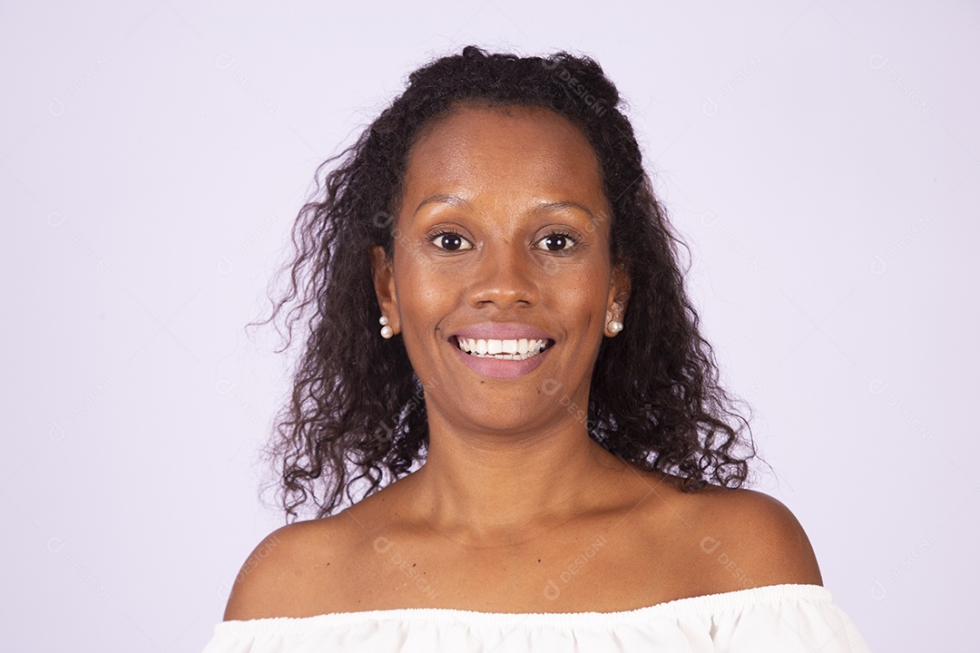 Mulher linda jovem morena sobre fundo isolado