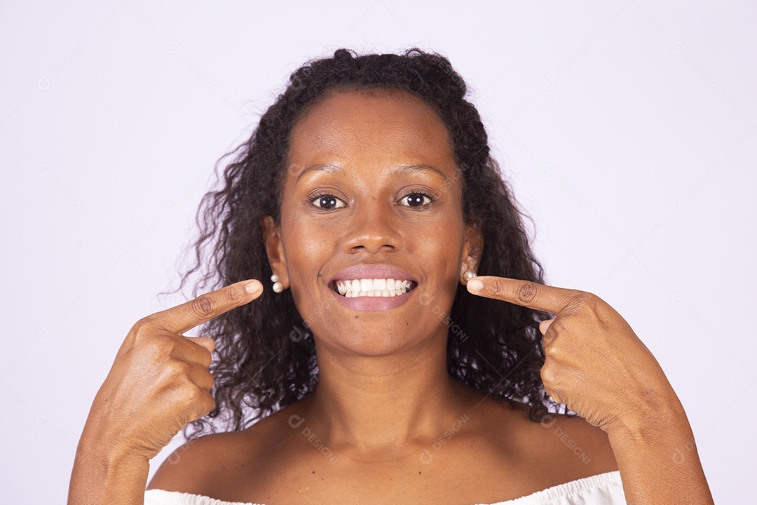 Mulher linda jovem morena sobre fundo isolado