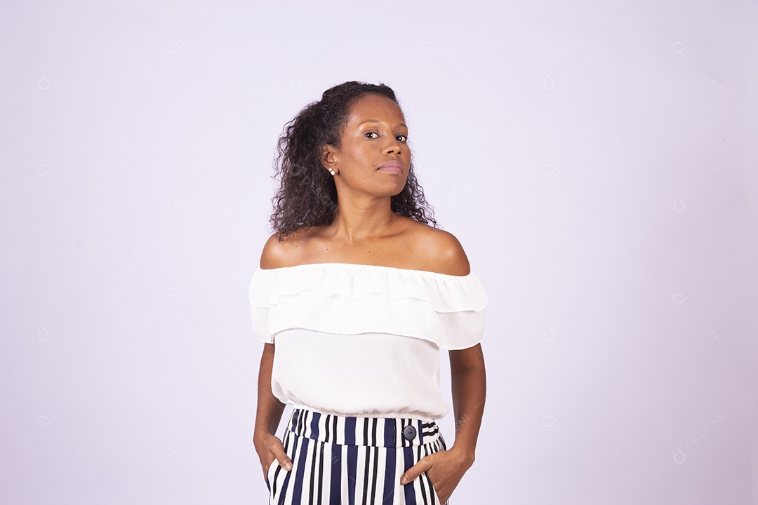 Mulher linda jovem morena sobre fundo isolado