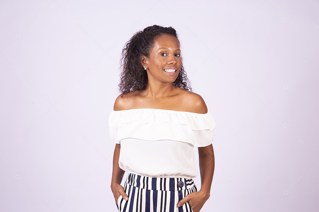 Mulher linda jovem morena sobre fundo isolado