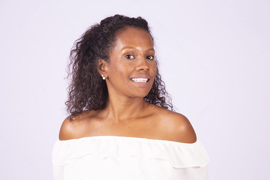 Mulher linda jovem morena sobre fundo isolado