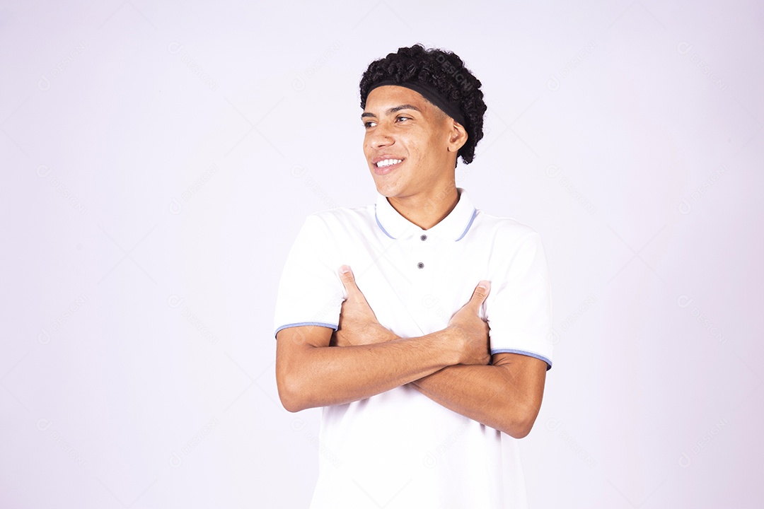 Homem jovem sorridente sobre fundo isolado