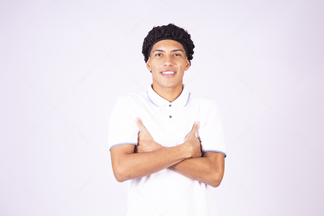 Homem jovem sorridente sobre fundo isolado