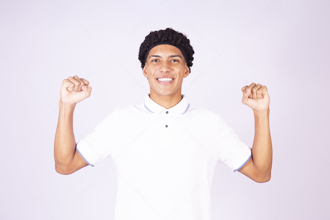 Homem jovem sorridente sobre fundo isolado