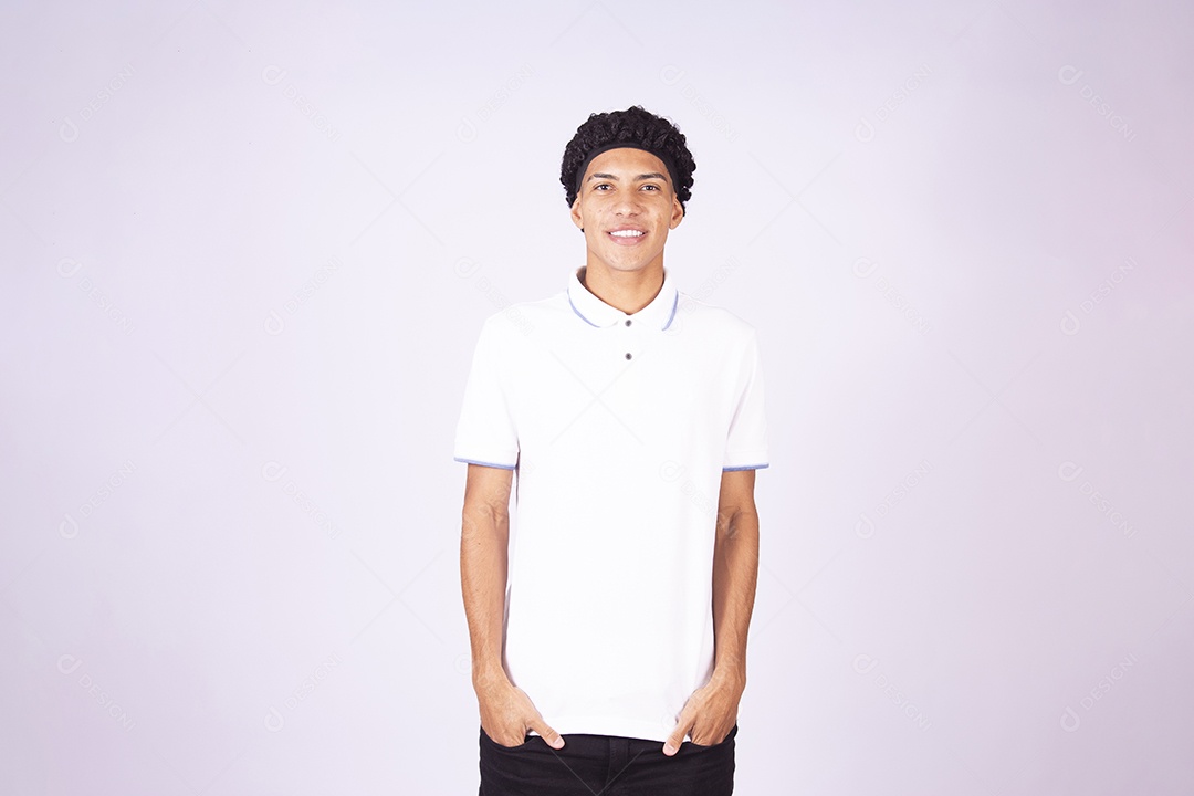 Homem jovem sorridente sobre fundo isolado