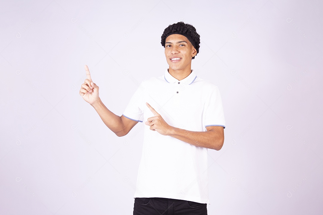 Homem jovem sorridente sobre fundo isolado