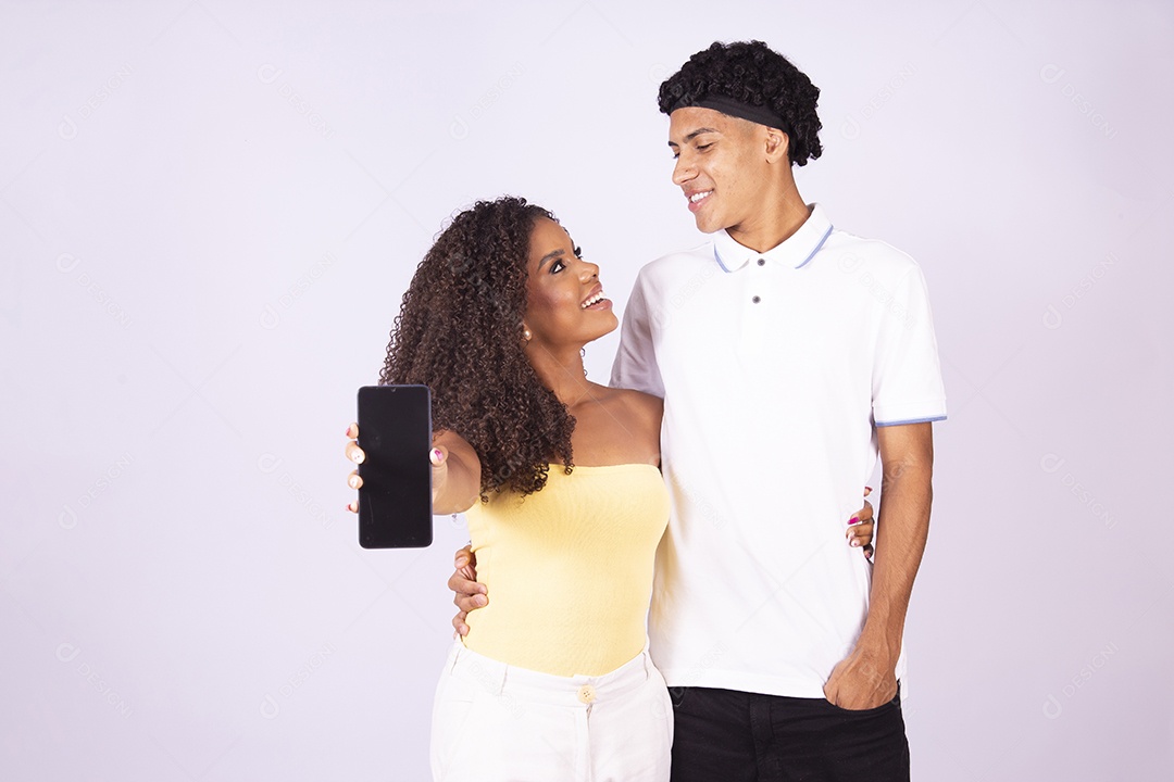 Lindo casal jovens sobre fundo isolado