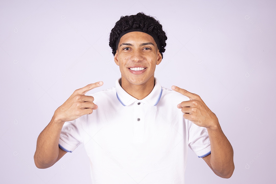 Homem jovem sorridente sobre fundo isolado