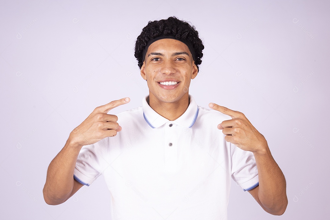 Homem jovem sorridente sobre fundo isolado