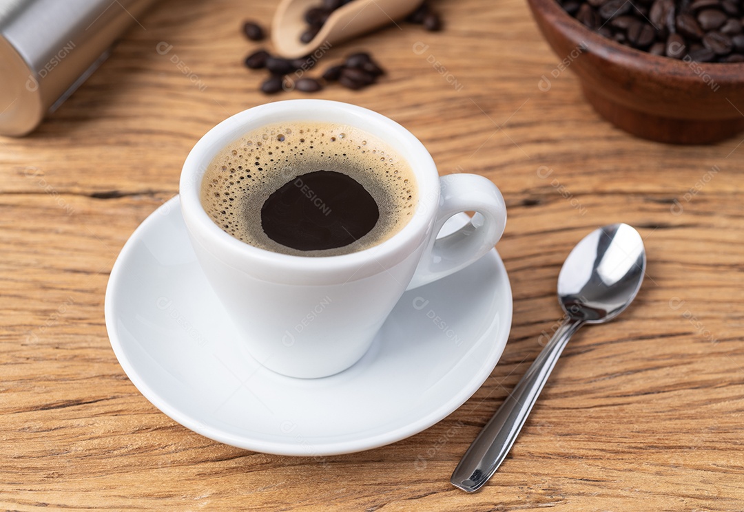 Xícara branca com café delicioso