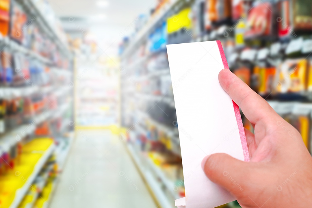Conta em branco em uma mão com prateleira de produtos desfocada no fundo do shopping