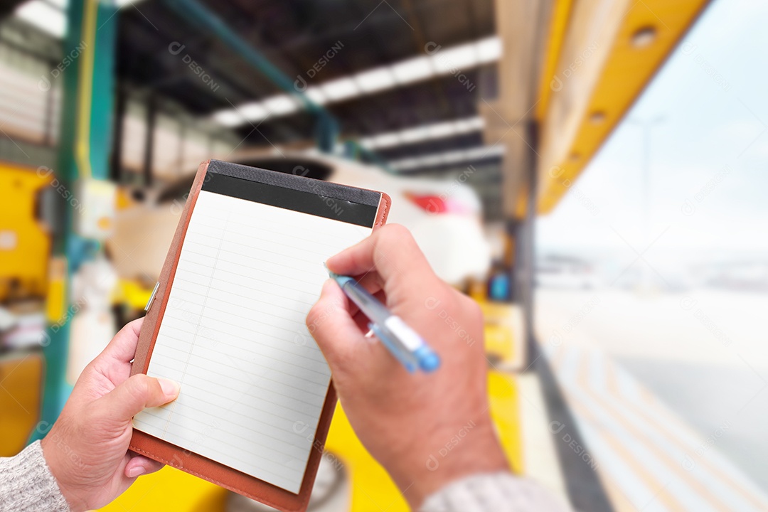 Livro na mão do oficial para tomar notas no centro de serviços de reparação de automóveis