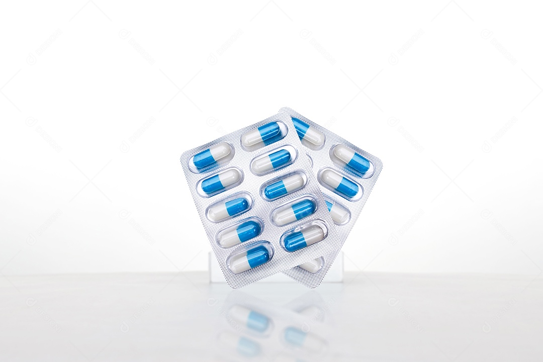 Cápsulas de amoxicilina antibióticos isoladas em fundo branco