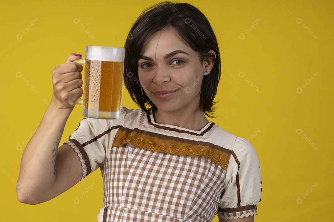 Jovem vestindo fantasia típica de festa junina segurando uma caneca de cerveja gelada