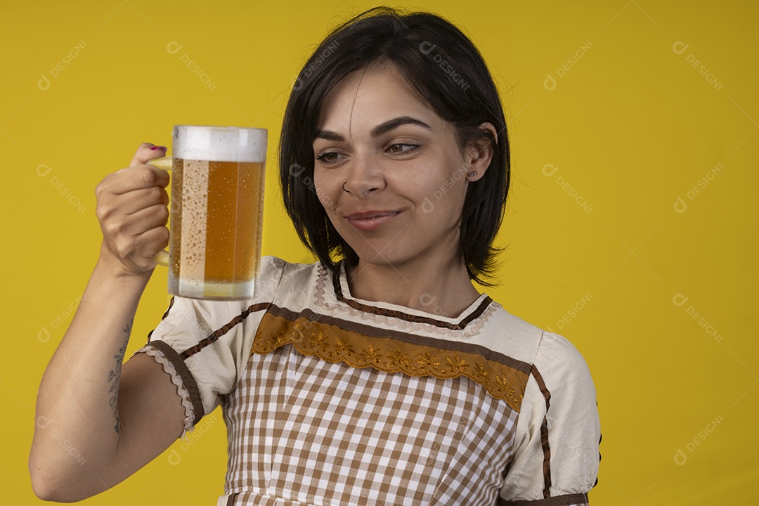 Jovem vestindo fantasia típica de festa junina segurando uma caneca de cerveja gelada