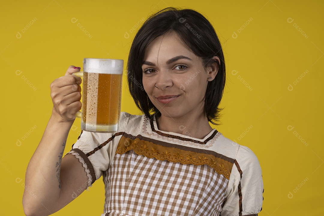 Jovem vestindo fantasia típica de festa junina segurando uma caneca de cerveja gelada