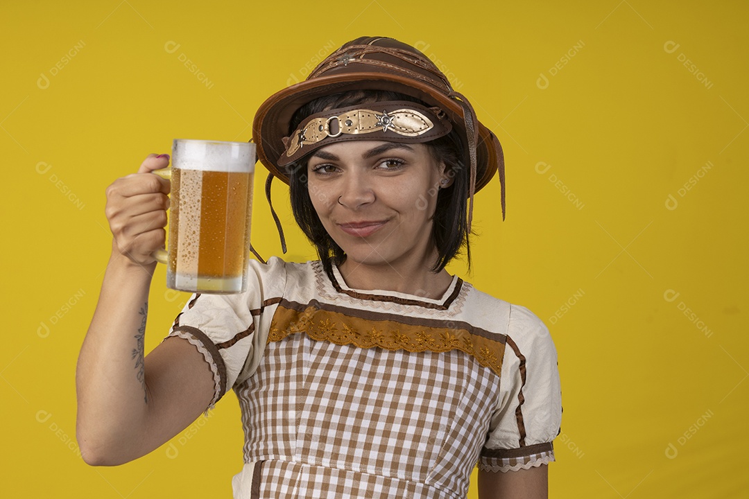 Jovem vestindo fantasia típica de festa junina segurando uma caneca de cerveja gelada