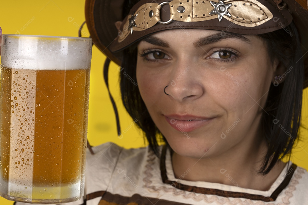 Jovem vestindo fantasia típica de festa junina segurando uma caneca de cerveja gelada