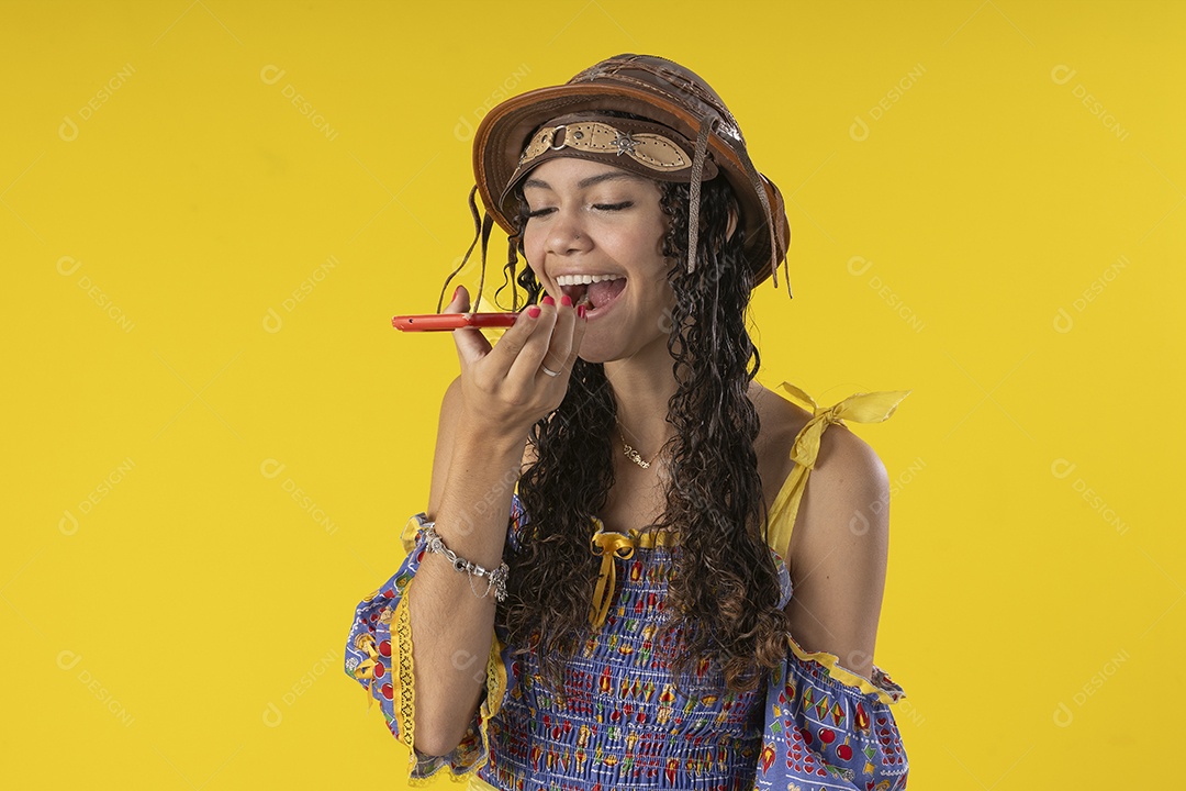 Uma menina gritando com alguém no celular com trajes nordestino