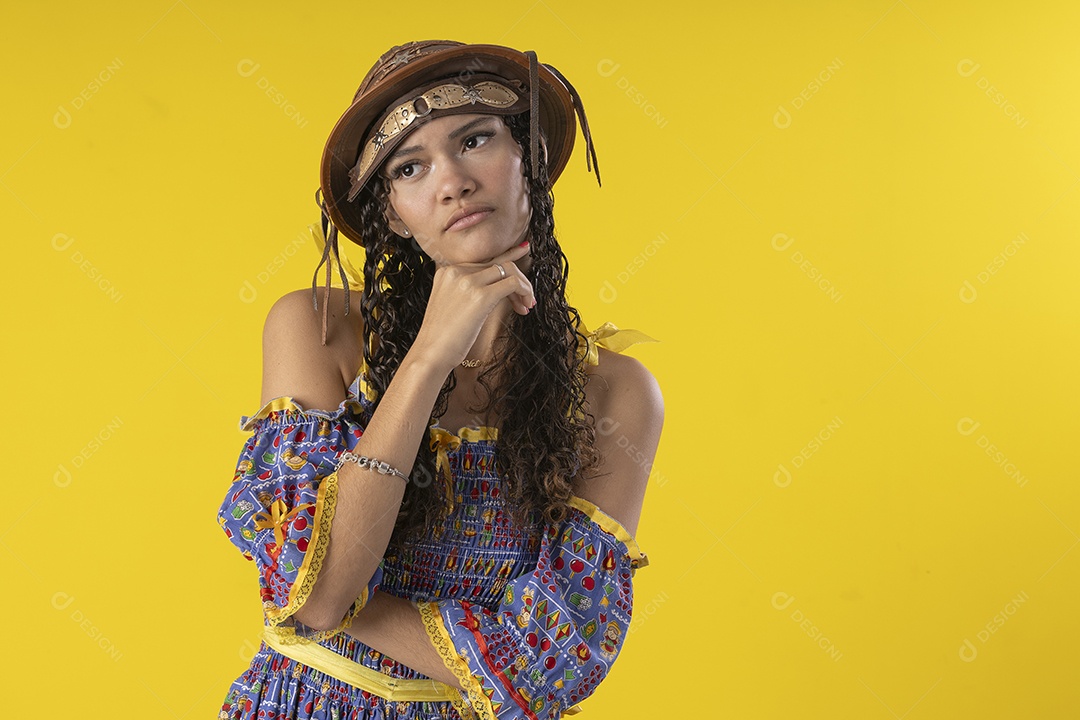 Jovem seria usando chapéu de couro e trajes típico de festa junina