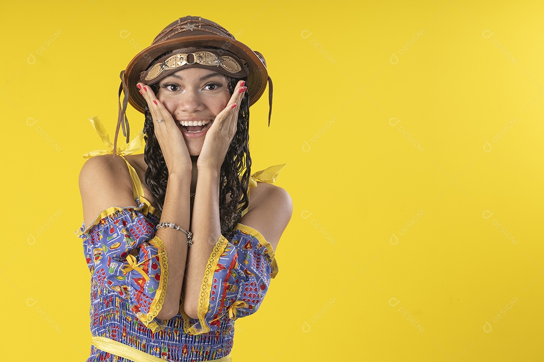 Jovem vestindo fantasia típica de festa junina com gesto de surpresa