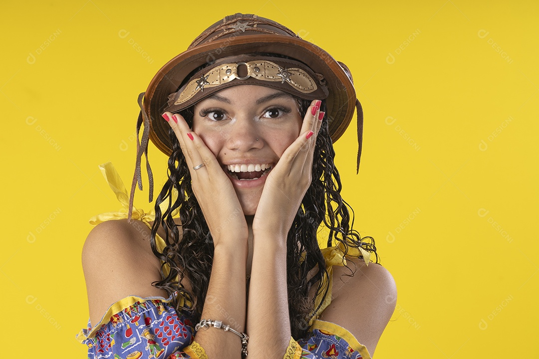 Jovem vestindo fantasia típica de festa junina com gesto de surpresa