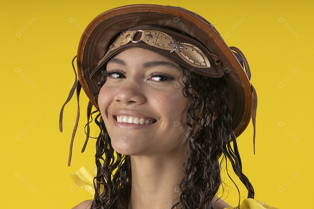 Jovem sorrindo usando chapéu de couro típico de festa junina