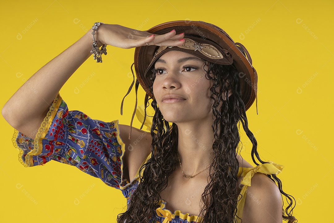 Jovem vestindo fantasia típica de festa junina