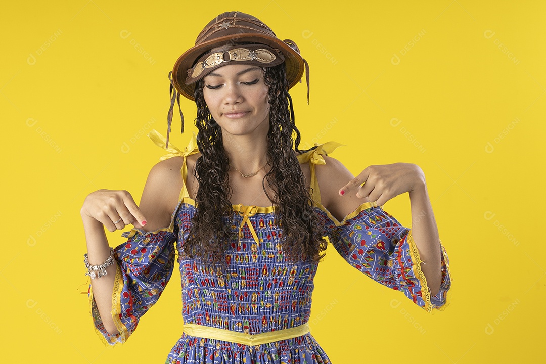 Jovem seria usando chapéu de couro típico de festa junina