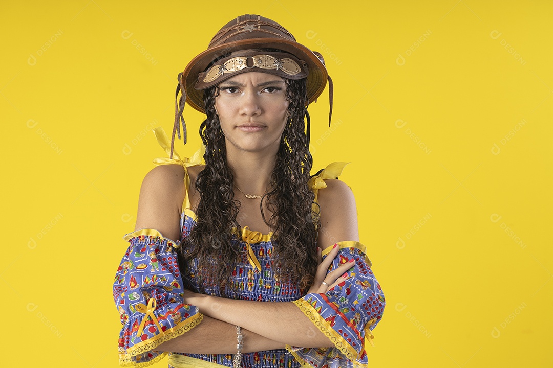 Jovem seria usando chapéu de couro típico de festa junina