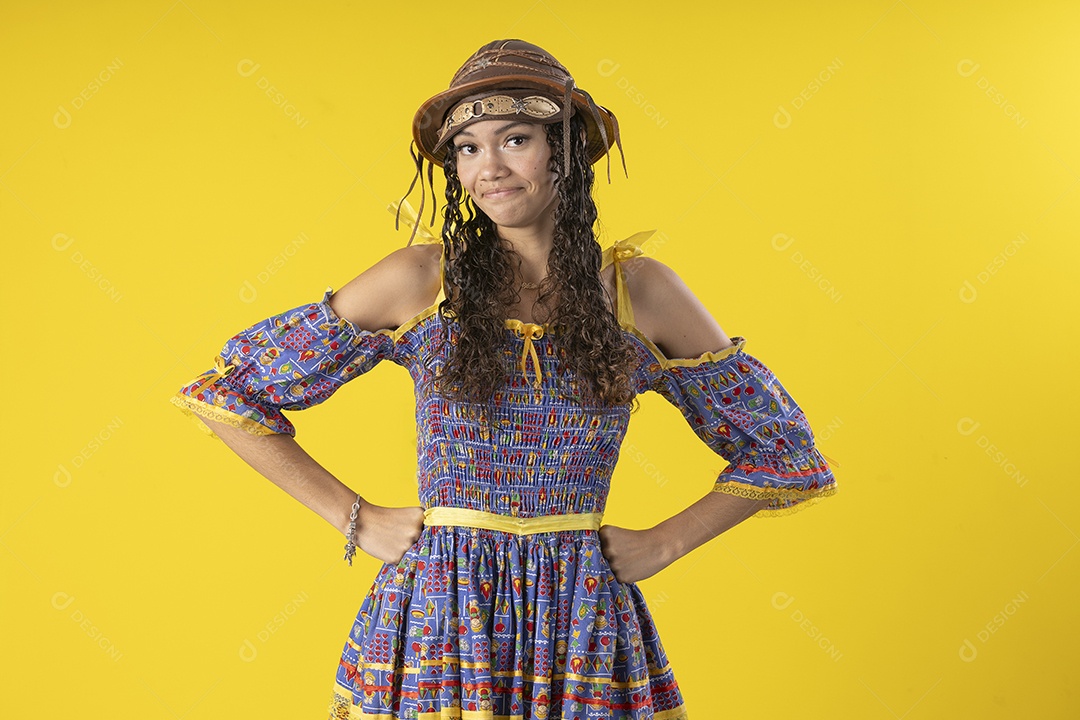 Jovem vestindo fantasia típica de festa junina com mão na cintura