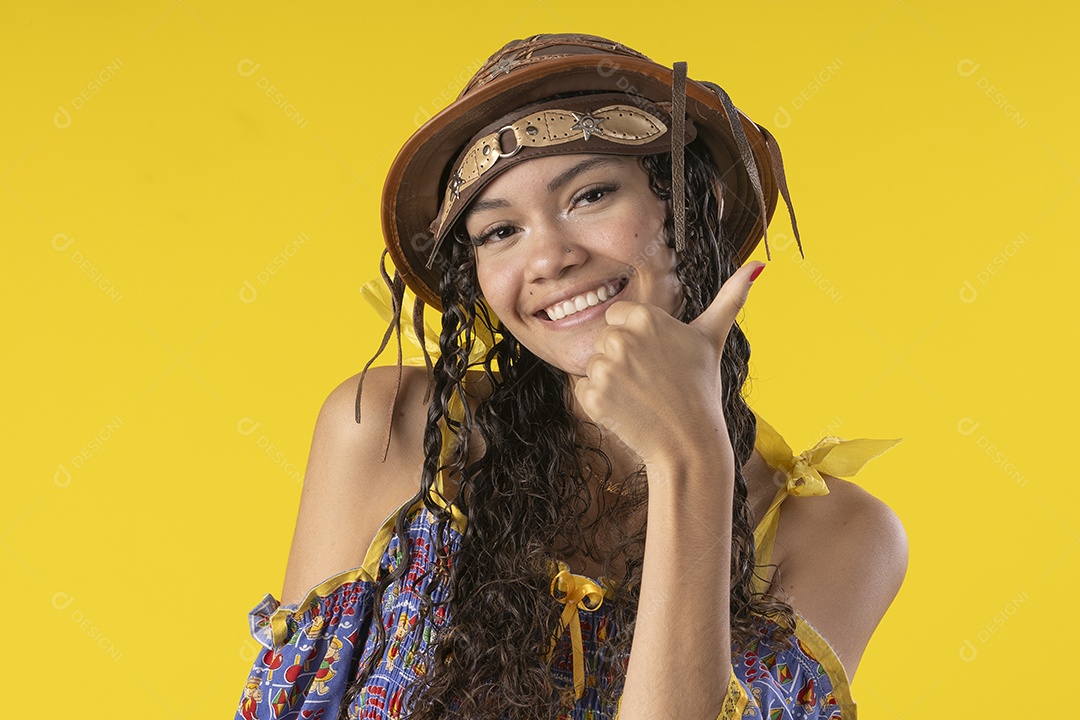 Jovem sorrindo usando chapéu de couro típico de festa junina