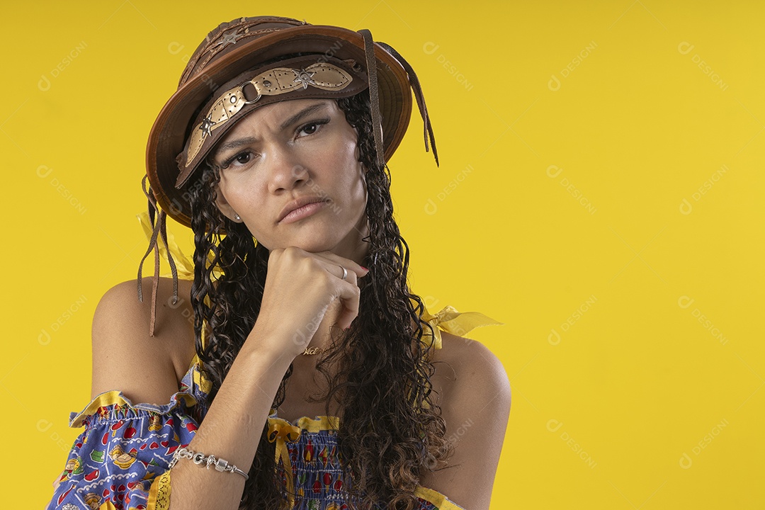 Jovem seria usando chapéu de couro típico de festa junina