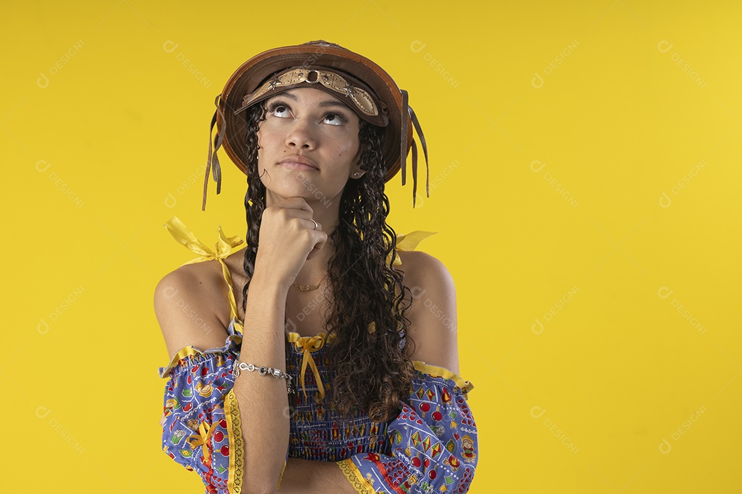 Jovem trajada de cangaceira olhando para o alto