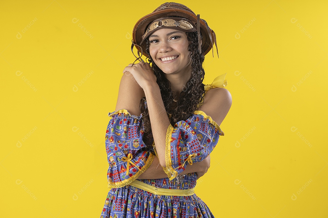 Jovem vestindo fantasia de festa junina com chapéu de couro e sorrindo