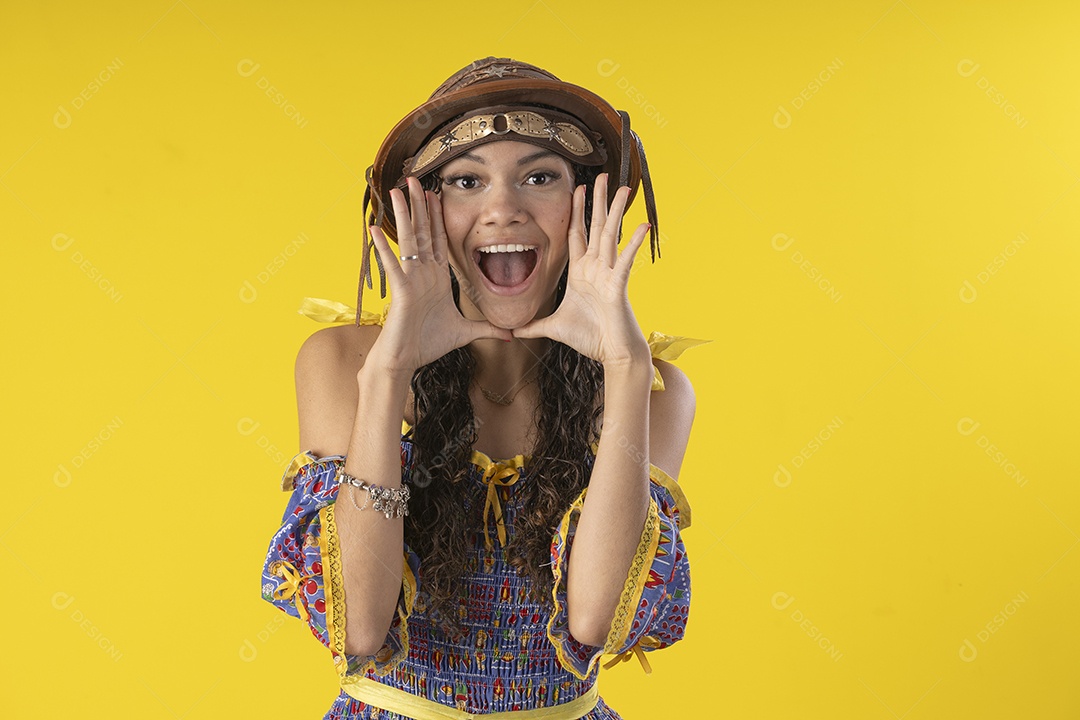 Jovem vestindo fantasia de festa junina com mãos na boca gritando